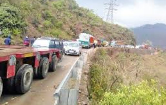 Hundreds of vehicles stranded as Kashmir highway shut; Leh NH open for one-way traffic   
