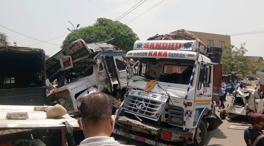 Major tragedy averted at Narwal after truck losses control