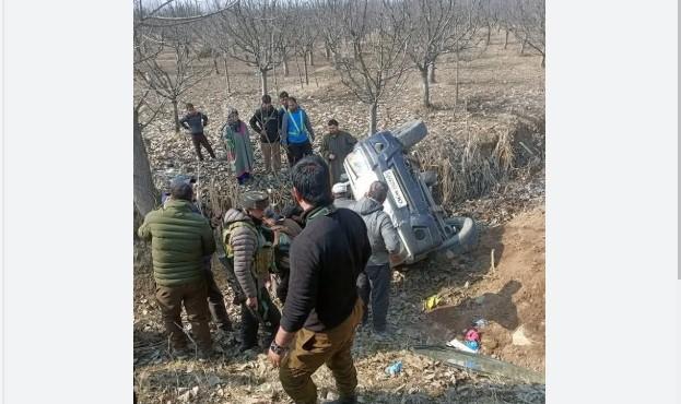 03 Cops Injured as escort vehicle of Mehbooba Mufti skids off Road in Baramulla