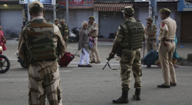 633 people fined, 17 arrested for violating COVID-19 guidelines in Kashmir