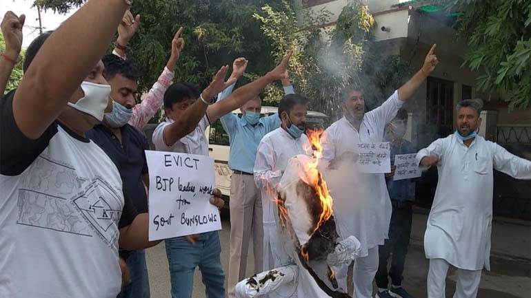 NPP protests seeking eviction of unauthorized occupants of Govt. Bungalows
