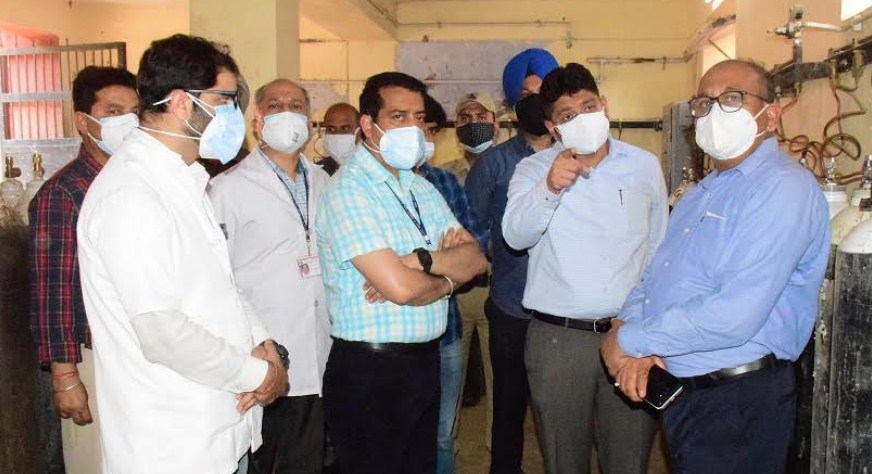 Div Com inspects progress of work on 3000 LPM oxygen generation plant at SMGS hospital