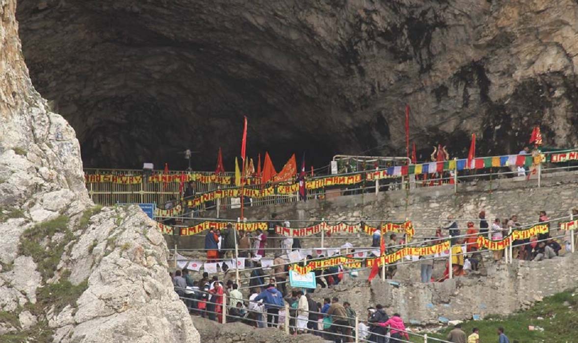 Over 30 000 pilgrims visit Amarnath cave shrine total number crosses one lakh
