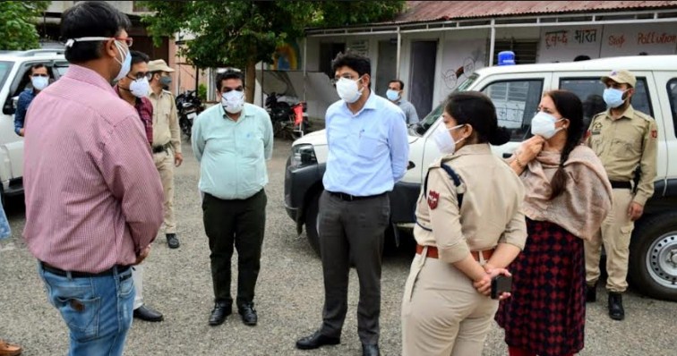 Div Com inspects Covid management, control measures in Udhampur