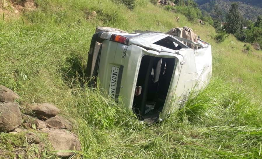 Pregnant woman died and five others injured in car accident  Udhampur chenani 