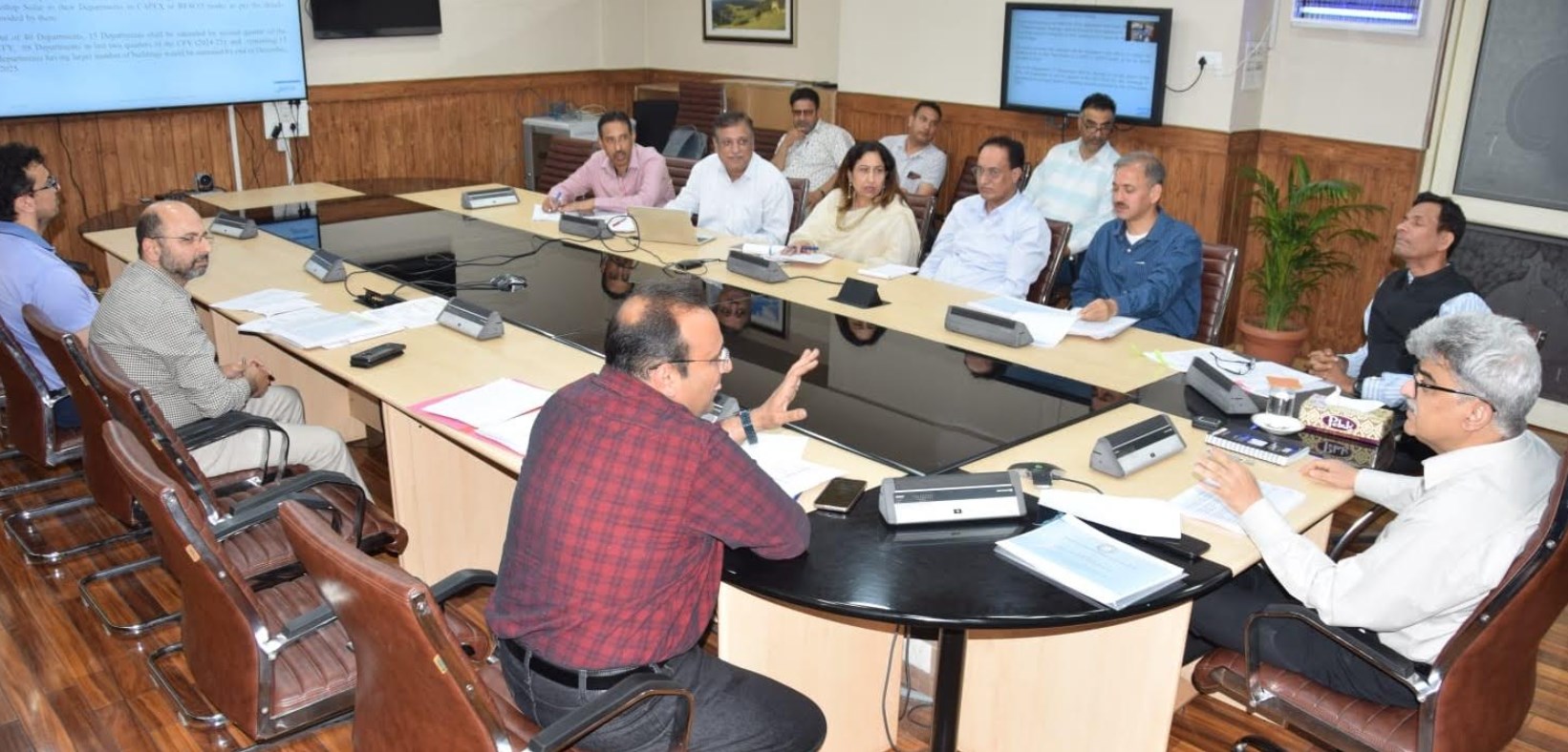 CS reviews progress on solarization of government buildings