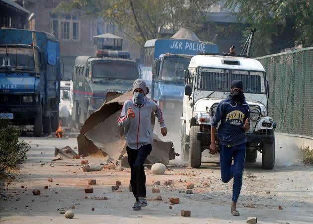 50 injured , 4 referred to Srinagar in Clashes after Kulgam encounter 