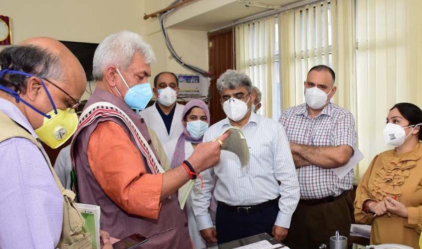 Lt Governor conducts surprise visit to GMC Jammu,Directs senior doctors to attend to Covid patients