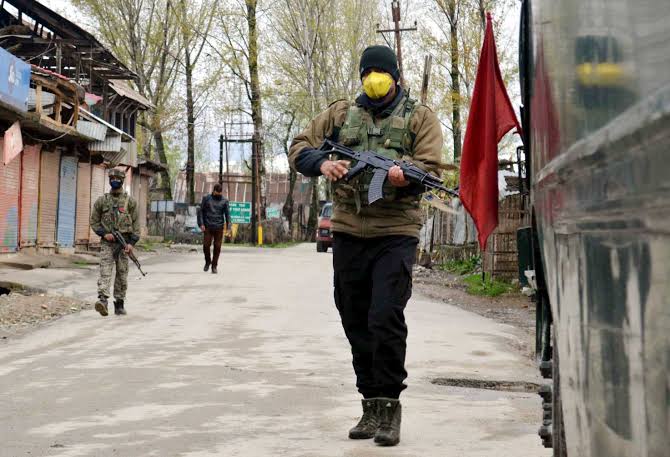 Cop rescued minutes after abduction by militants in Shopian