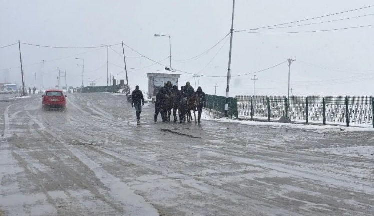 Snowfall and rains bring down Kashmir temperature