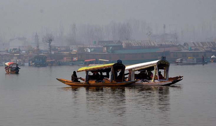 Cold wave intensifies in Kashmir, Srinagar shivers at minus 4.6 deg C
