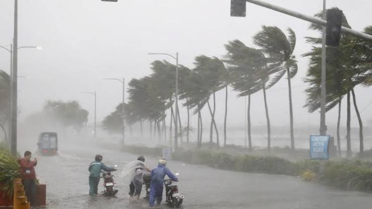 Cyclone Bulbul Passes Bengal, PM, Governor commend efforts of Mamta Banerjee