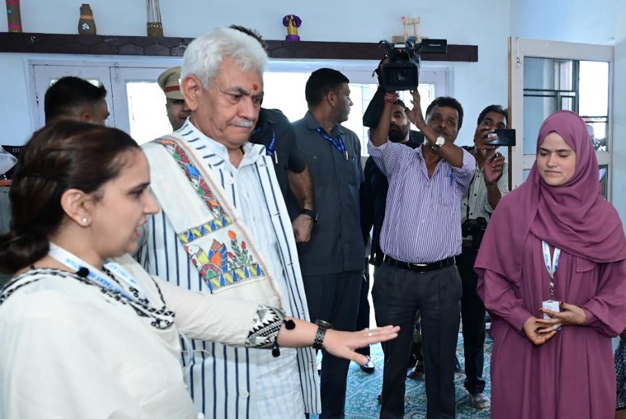 Lt Governor visits Chotay Taray Foundation Centre in Srinagar