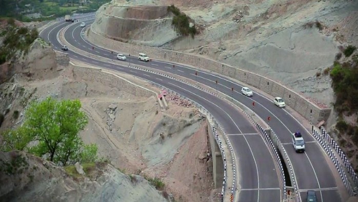 Despite rain one-way traffic resumes on Srinagar-Jammu highway