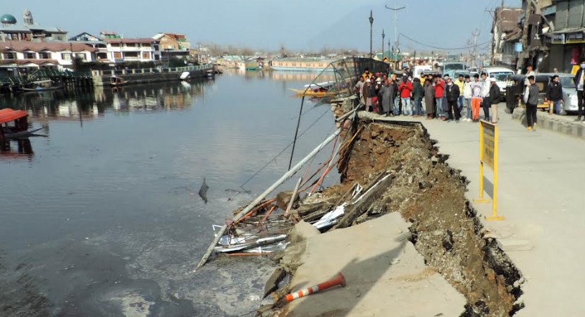Portion of boulevard road in Srinagar collapses; traffic affected