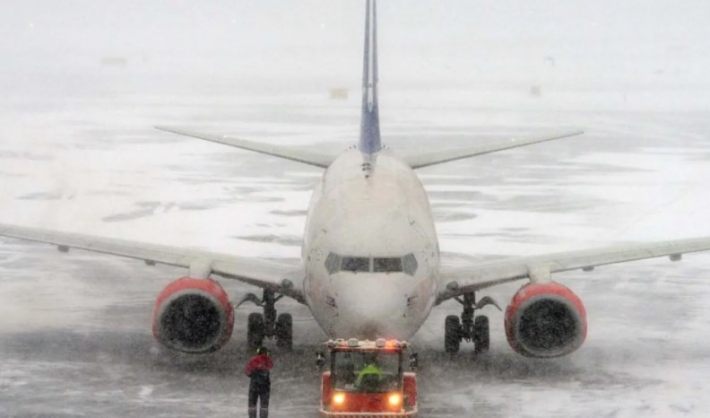 Heavy Snowfall: All Flights To And Fro Srinagar Airport Delayed 