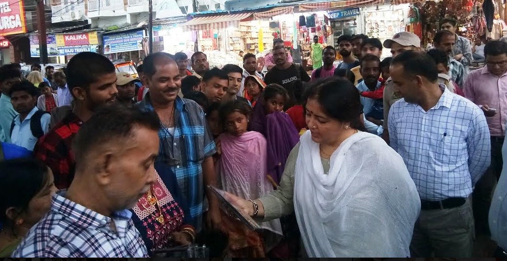 DC Reasi meets citizens, tourists; appeals not to pay heed to rumours