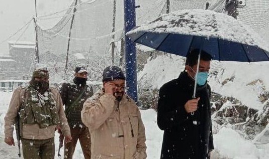 Uninterrupted efforts to minimise disruptions after fresh snowfall in Srinagar