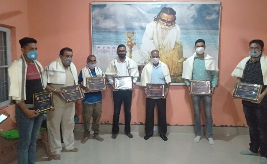 Swedshi jagran Manch felicitated business  at man who helped needy people in period of Covid 19 ,