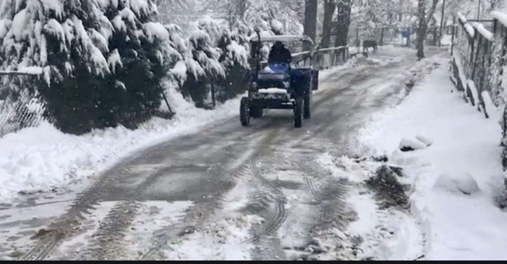 Season's first snowfall lashes plains of Kashmir Valley