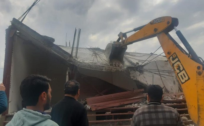 JMC  DEMOLISHED 3 NO’S OF UNAUTHORISED BUILT SHOPS.
