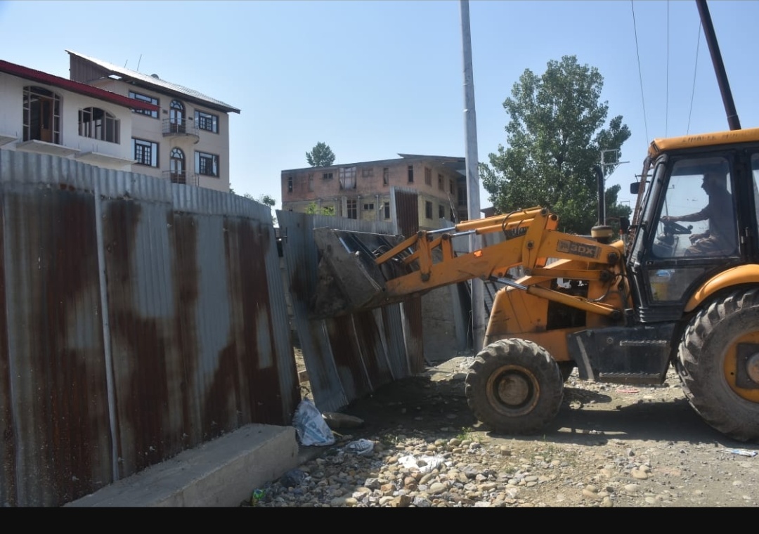 3 Hotels among other illegal constructions demolished by SMC in Rajbagh