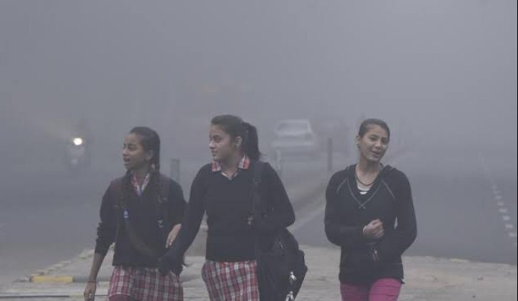 Dense fog shrouds Delhi-NCR; 17 trains running late, flight services disrupted