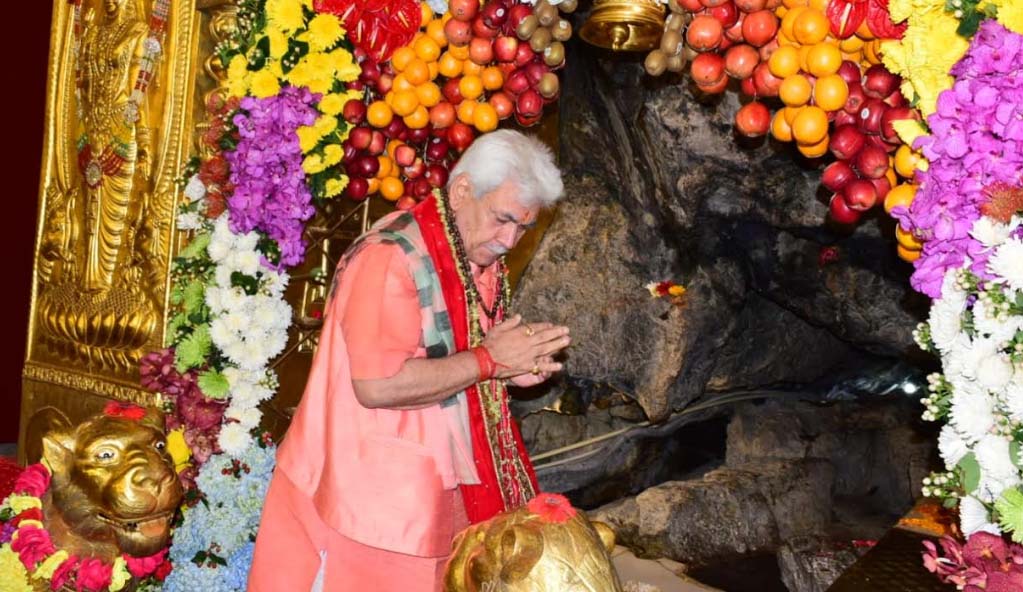 On the auspicious occasion of Maha Ashtami, Lt Governor pays obeisance at Shri Mata Vaishno Devi Shrine