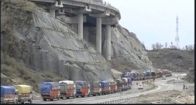 Despite rain two-way LMV traffic to ply on Srinagar-Jammu highway