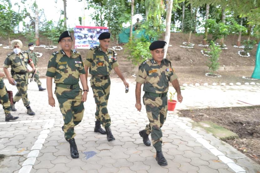 DG, BSF rewards his men for detecting tunnel along IB at Samba