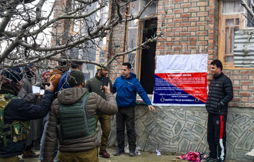 Police attach illegal properties worth Rs 15 lakh of notorious drug peddler in Baramulla