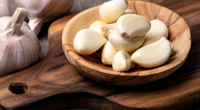 Eat garlic on empty stomach for weight loss BUT keep these things in mind