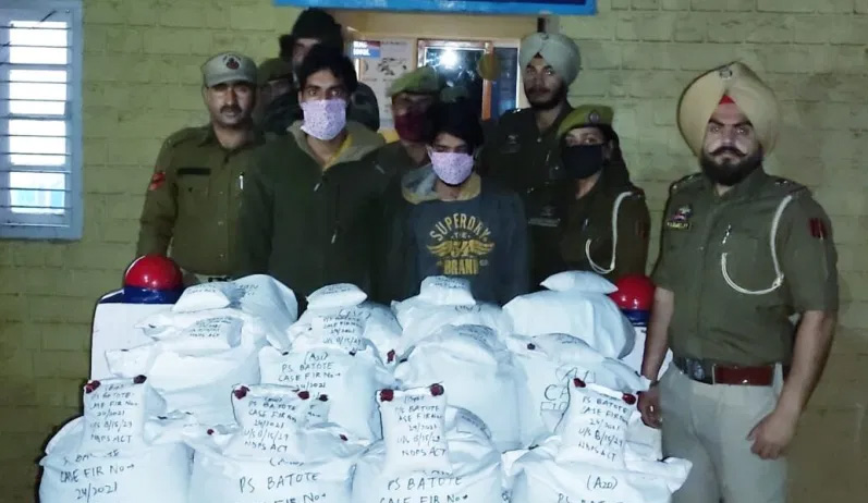 Truck driver, helper held with over a quintal of poppy straw in J&K's Ramban