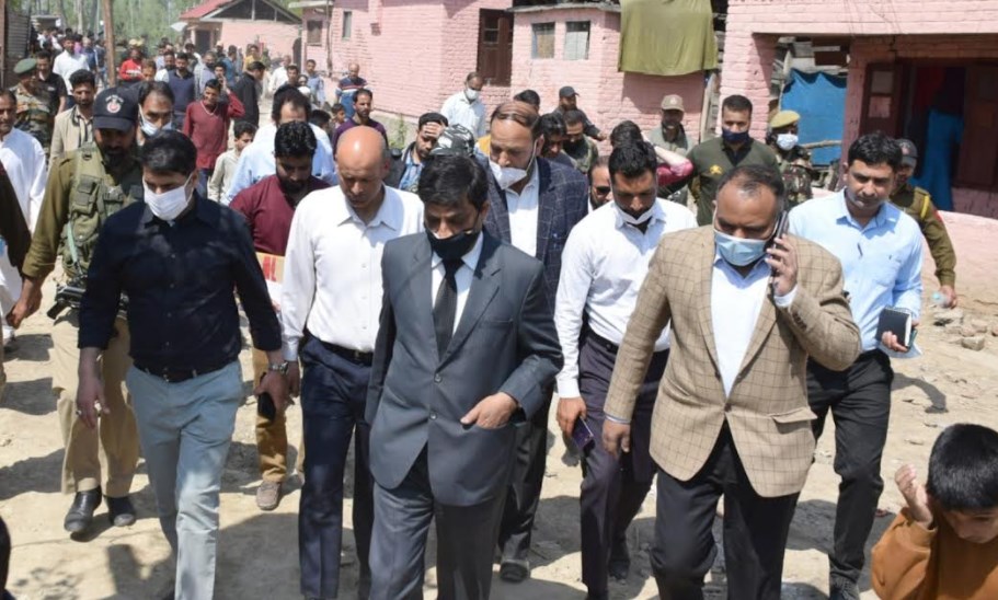 Chief Secretary conducts extensive tour of Dal Lake interiors
