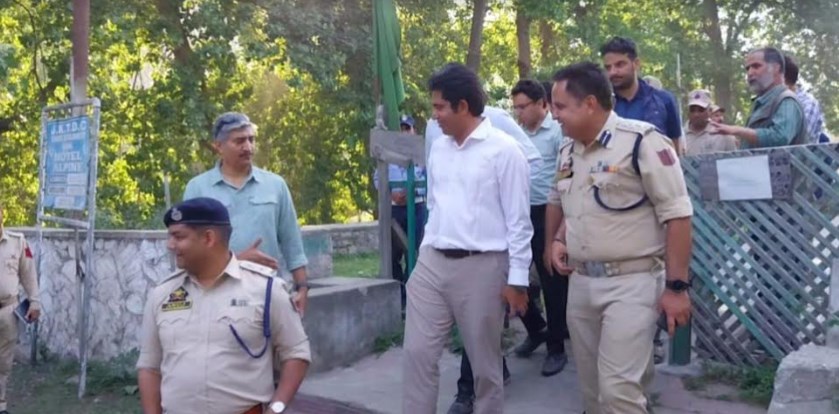 Team led by DC ensures smooth traffic flow on NH44 for SANJY-2024 & Tourist Season in Ramban