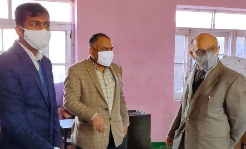 SEC Sharma visits Kupwara, inspects polling process at Potushai, Wavoora polling stations