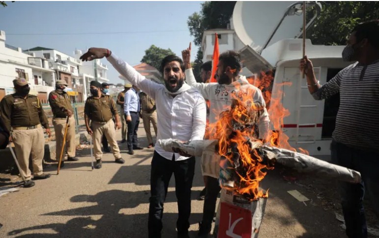 ABVP, NC workers in angry face-off after Farooq Abdullah's effigy burnt in Jammu