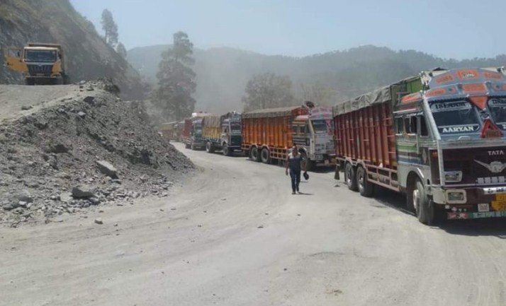 Srinagar-Jammu highway reopens as snowfall, rains abate for now, few vehicles ply