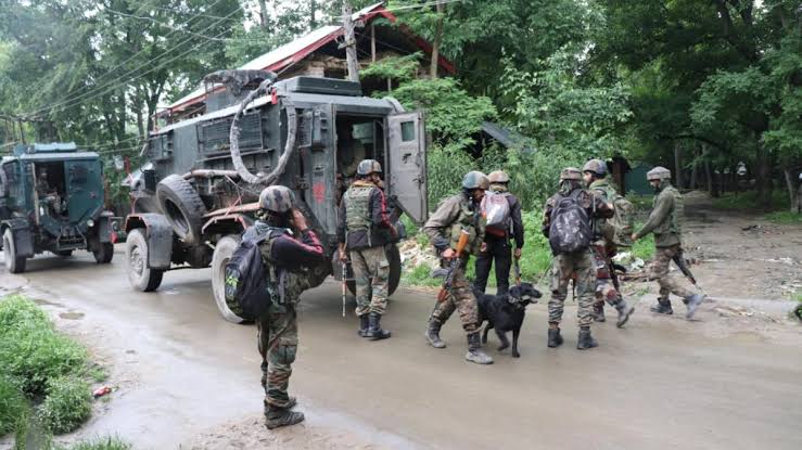 Encounter breaks out between Security Forces and Militants in Shopian, 2-3 Militants trapped