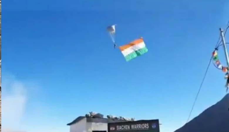 IAF personnel create new record of highest skydiving at Leh's Khardungla Pass