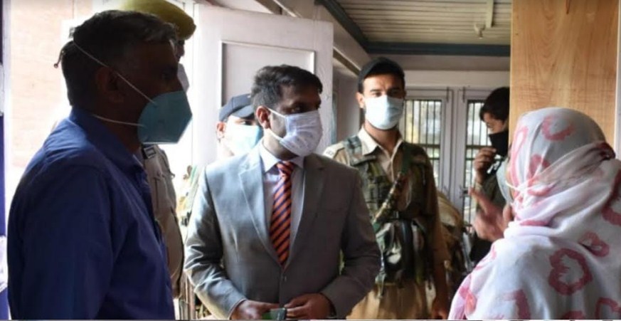 DC Srinagar inspects Covid-19 vaccination sites at various Medical Blocks