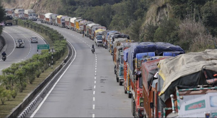 Snowfall, shooting stones disrupt traffic on Jammu-Srinagar highway
