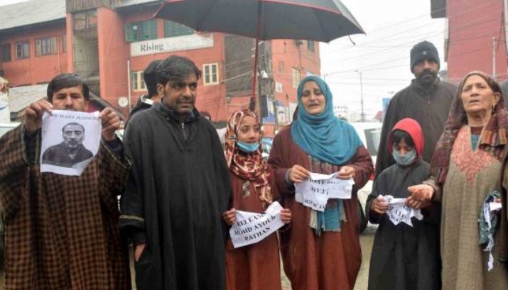 Families of 3 Kashmiris arrested in Delhi again stage protest in Srinagar