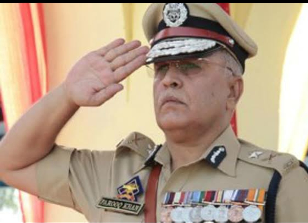 Advisor Farooq Khan refuses to use Bullet Proof vehicle 