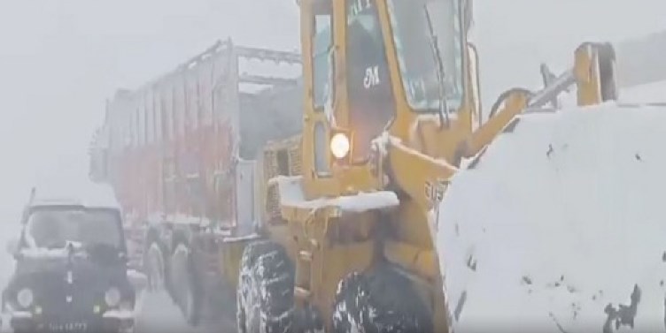 J&K: BRO rescues 35 vehicles stranded in snow at Razdan Top