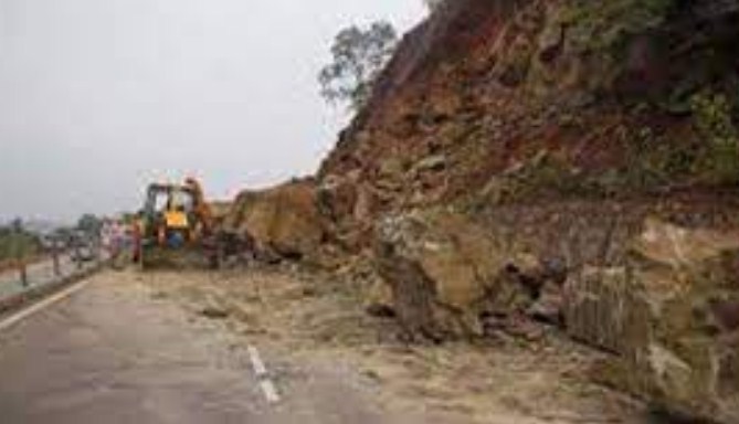 Srinagar-Jammu highway closed due to shooting stones, landslides