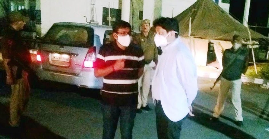 Div Com pays surprise visit late night at Lakhanpur, assesses Covid testing status during night hours
