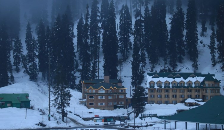 Incessant rains drench plains in JK, 1.3ft snowfall in Gulmarg; advisory issued