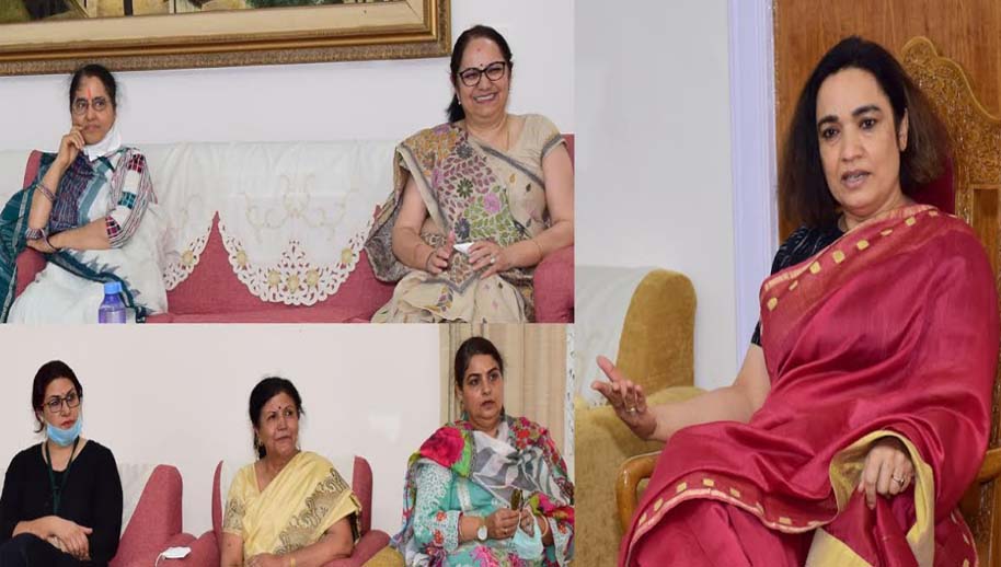 First Lady Dr. Smita Murmu interacts with a delegation of prominent Kashmiri Pandit Women