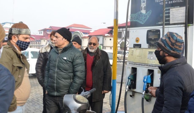 Rs 1.5 lakh fine recovered from petrol pumps, shopkeepers at Srinagar